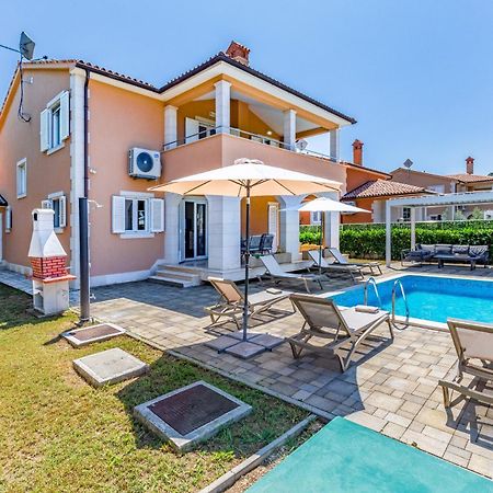 Villas Lotus With Pool And Jacuzzi พูลา ภายนอก รูปภาพ