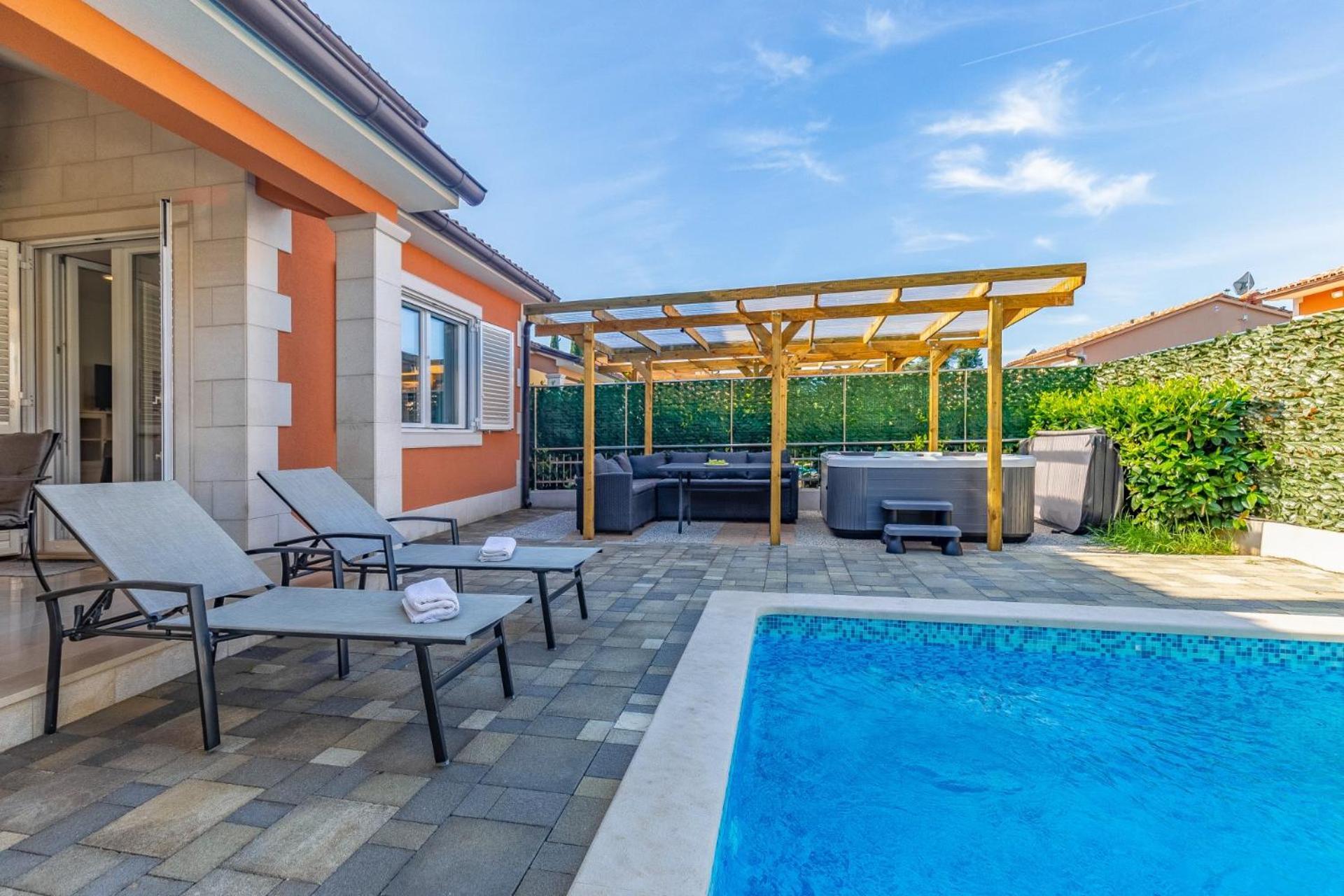 Villas Lotus With Pool And Jacuzzi พูลา ภายนอก รูปภาพ