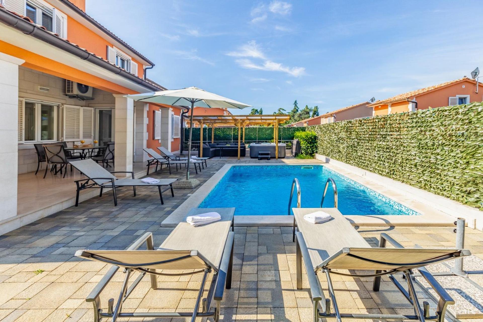 Villas Lotus With Pool And Jacuzzi พูลา ภายนอก รูปภาพ