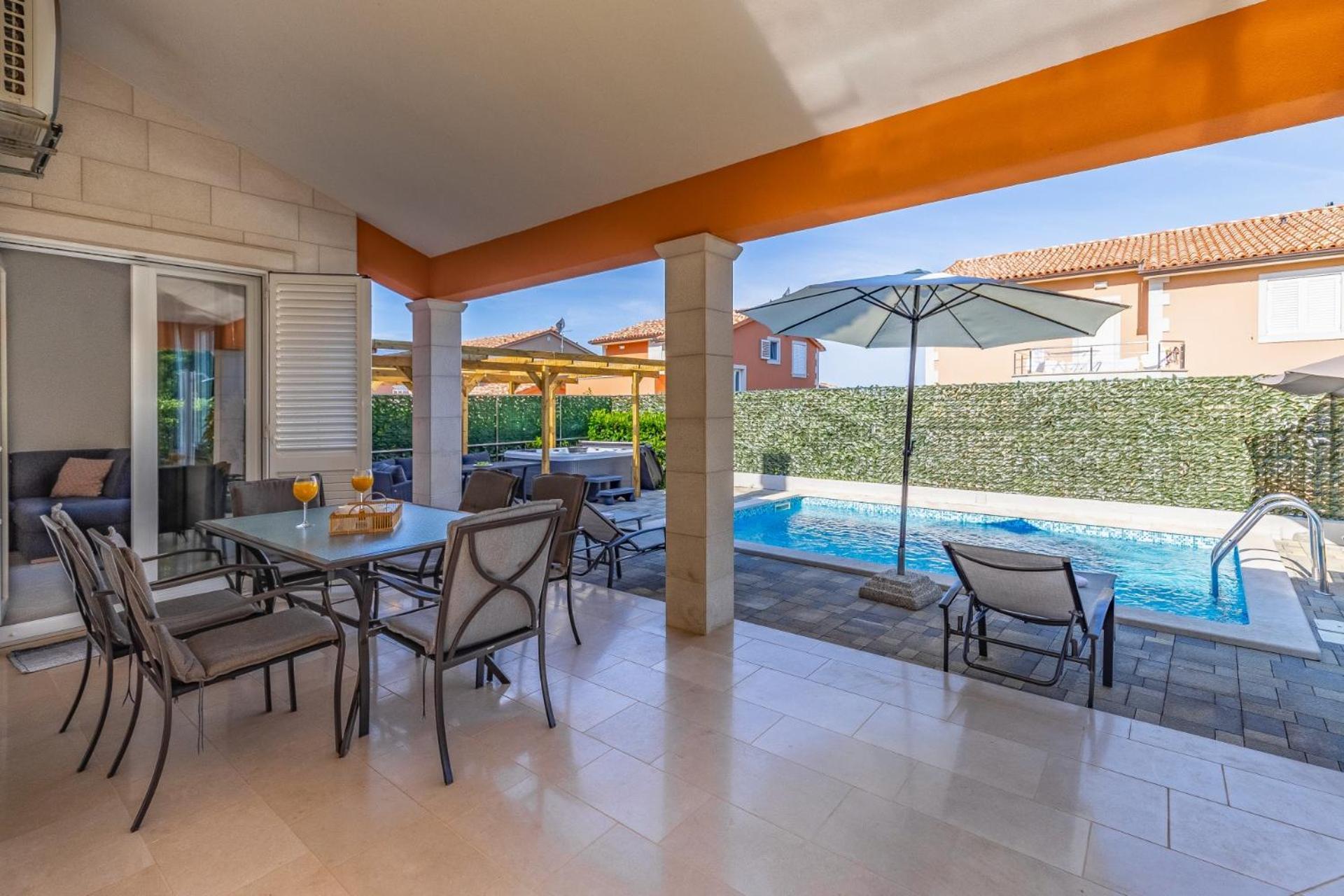 Villas Lotus With Pool And Jacuzzi พูลา ภายนอก รูปภาพ