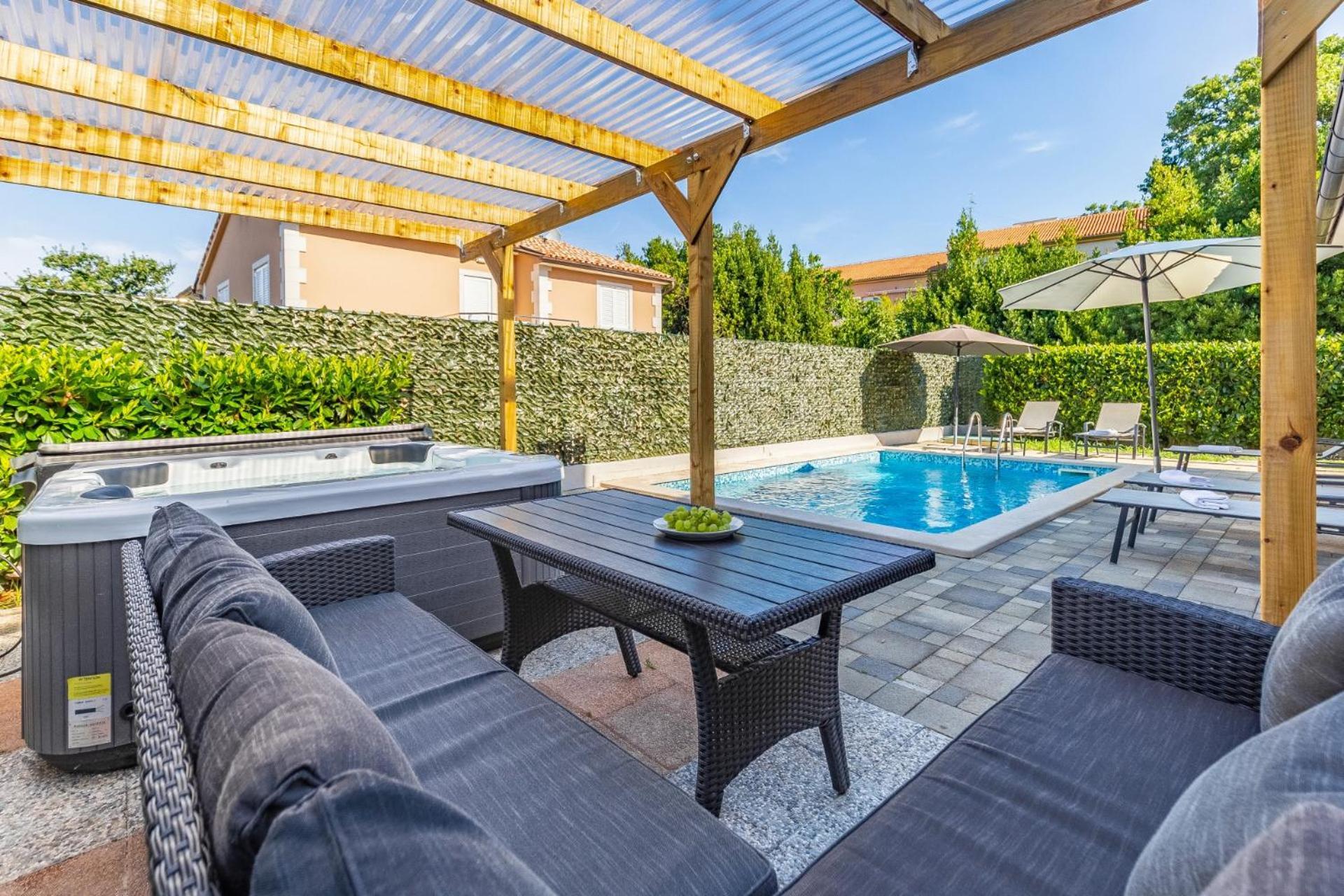 Villas Lotus With Pool And Jacuzzi พูลา ภายนอก รูปภาพ