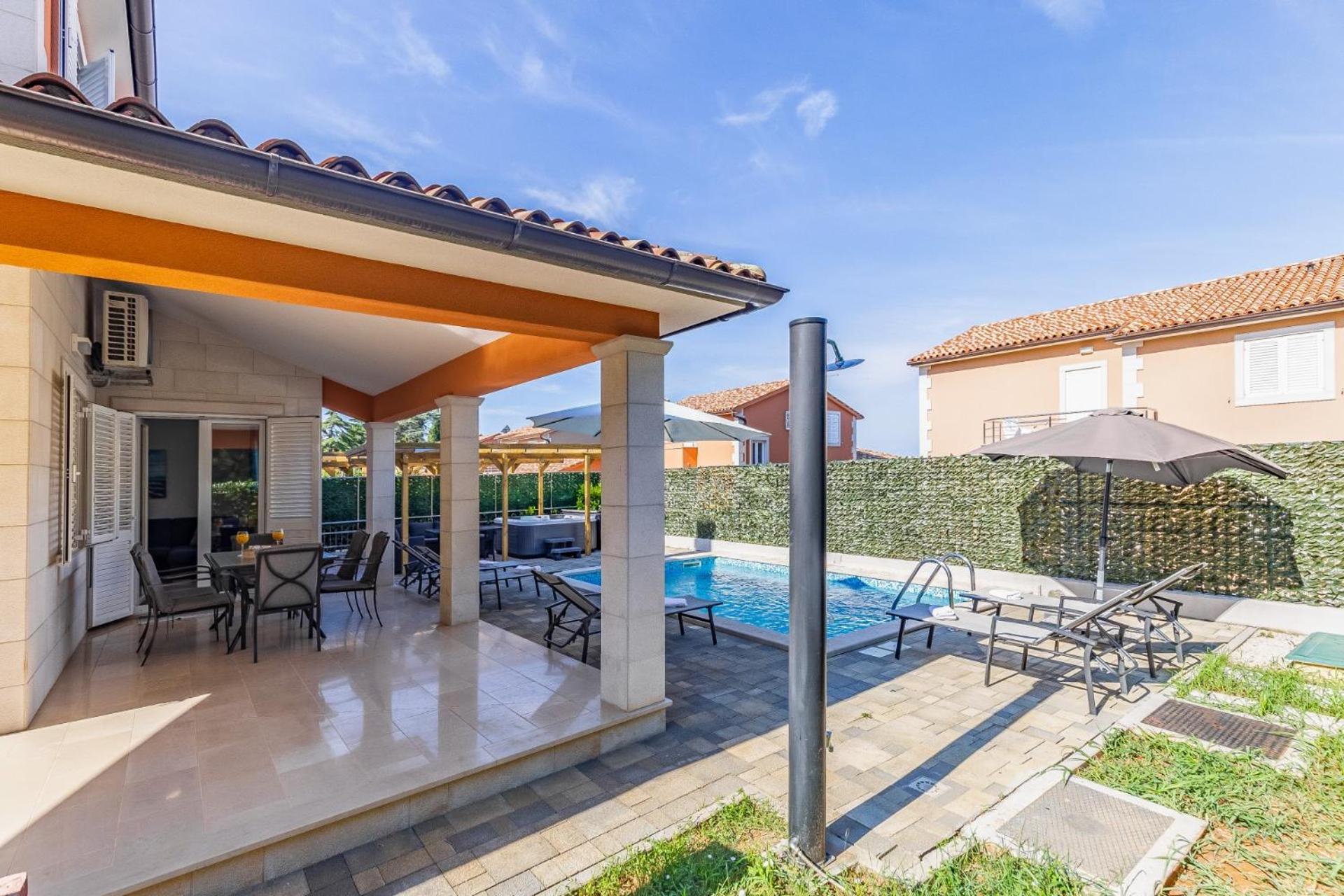 Villas Lotus With Pool And Jacuzzi พูลา ภายนอก รูปภาพ