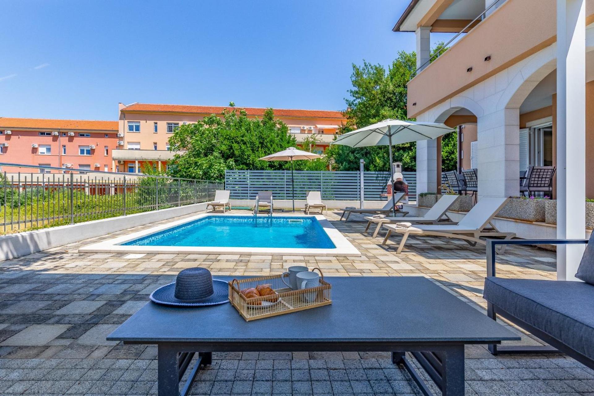 Villas Lotus With Pool And Jacuzzi พูลา ภายนอก รูปภาพ