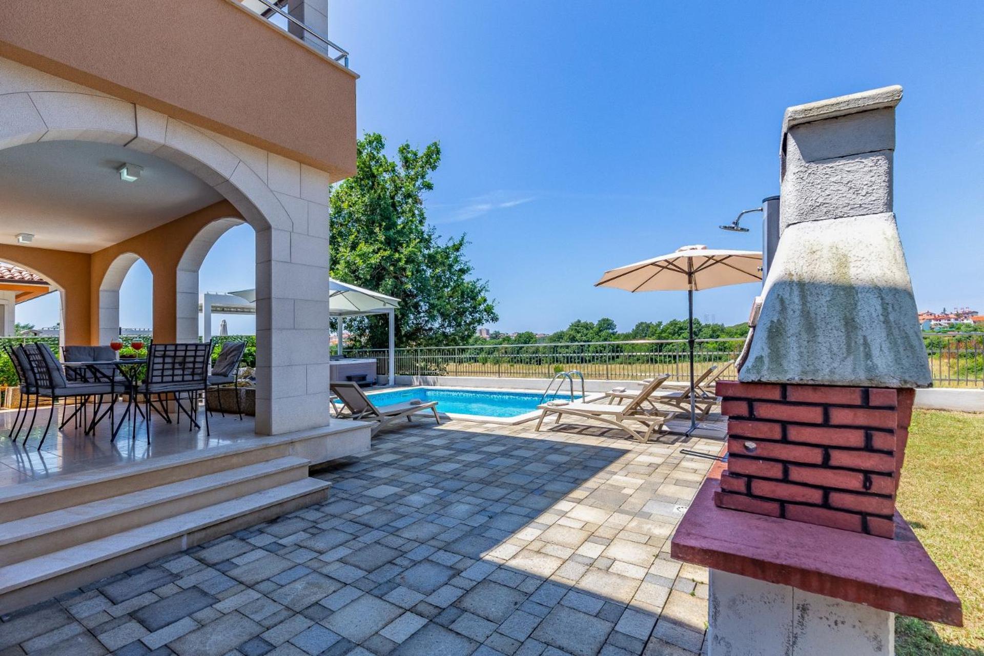 Villas Lotus With Pool And Jacuzzi พูลา ภายนอก รูปภาพ