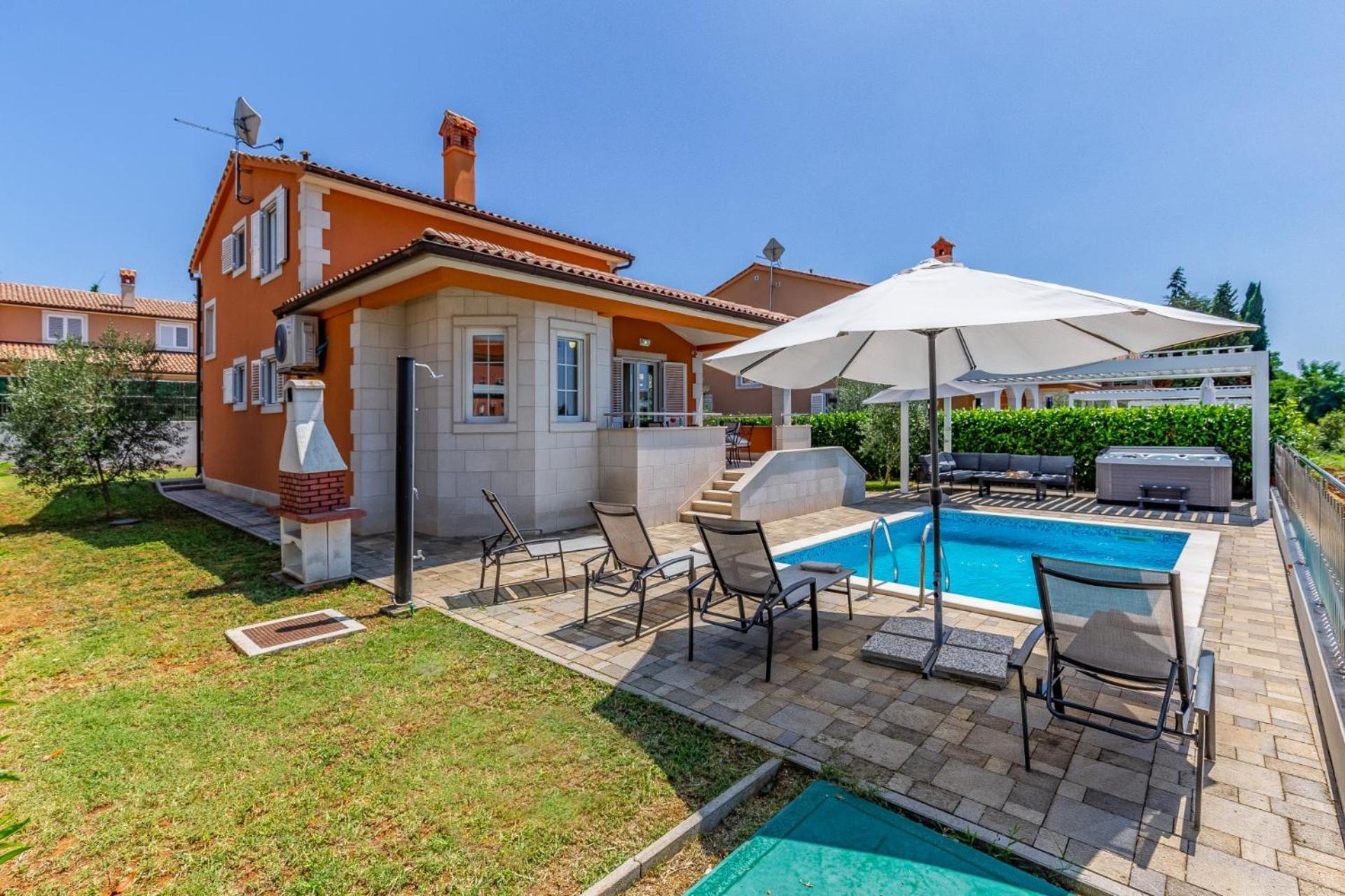 Villas Lotus With Pool And Jacuzzi พูลา ภายนอก รูปภาพ