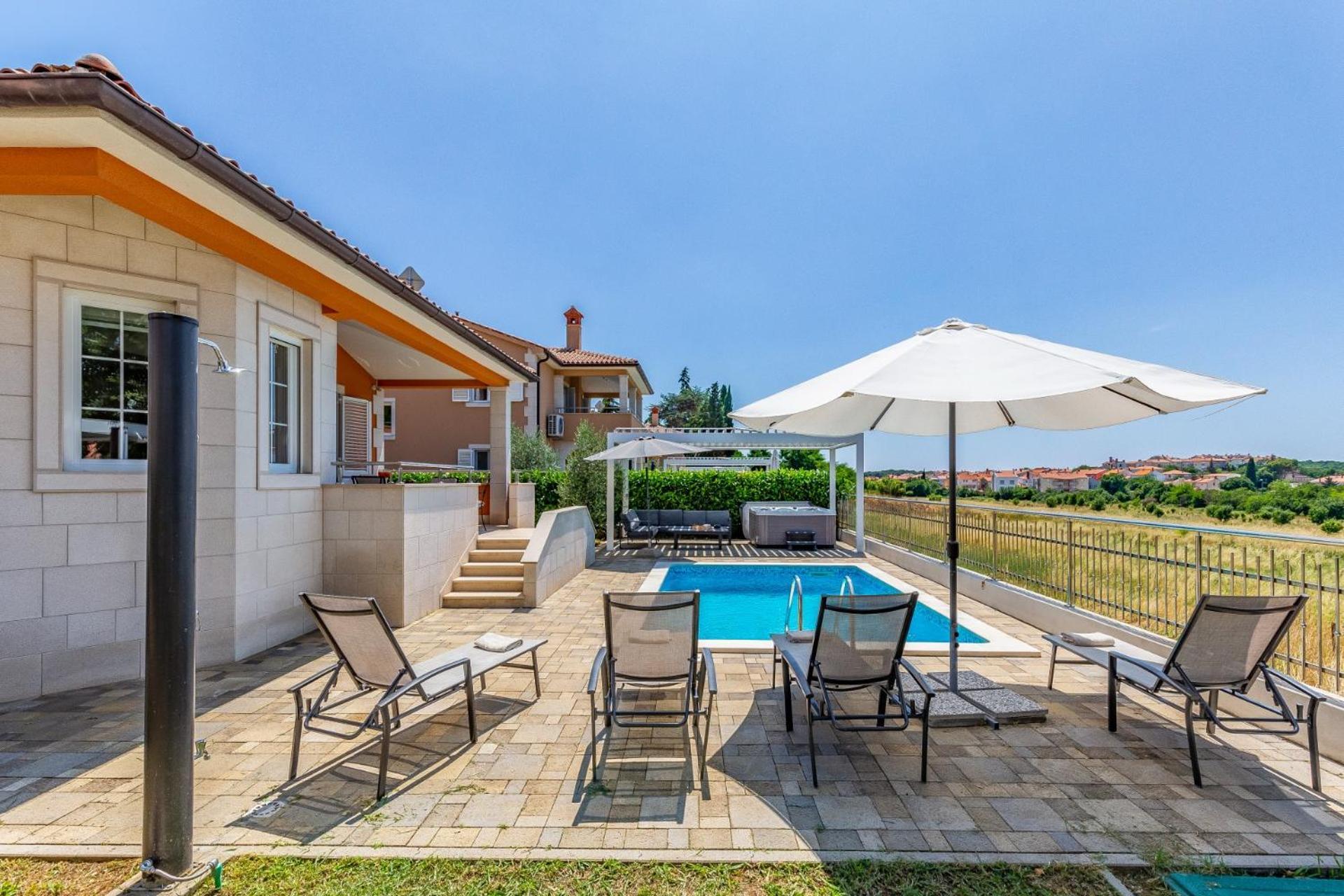 Villas Lotus With Pool And Jacuzzi พูลา ภายนอก รูปภาพ